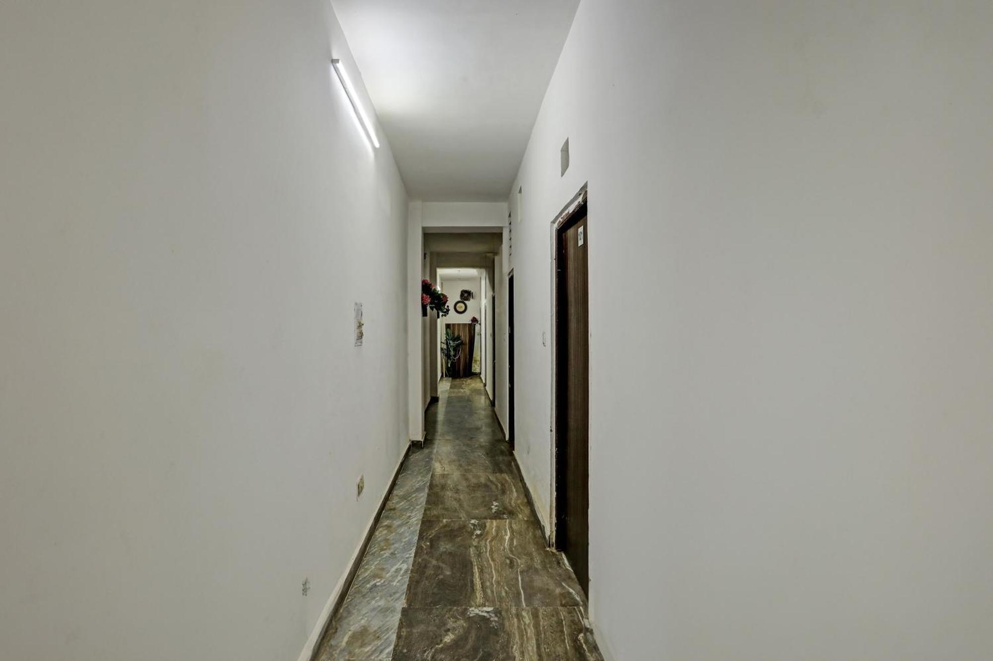 Hotel O Raaz Hotel Delhi  Exteriör bild